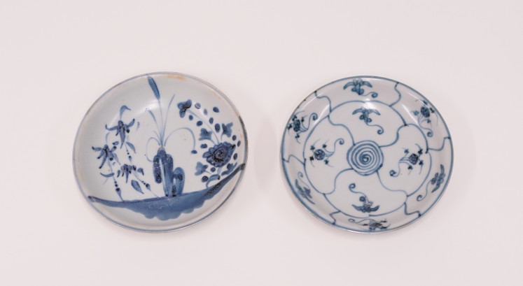 Fine details: A closer look at two blue and white porcelain plates from the Tek Sing show the fine lines of their craftsmanship. 