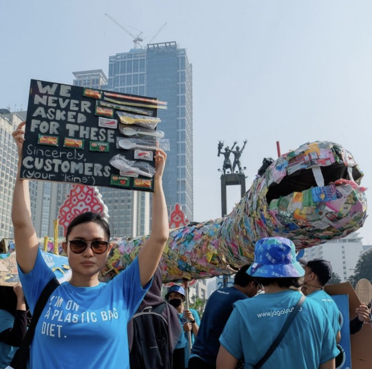 Fight against plastic: Tiza Mafira attends the Pawai Bebas Plastik (Plastic Free March) in Jakarta in July. (Instagram/Tiza Mafira)
