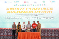 (Left to right) Bank Sulut Go president director Revino Pepah, BNI vice president director Adi “Susi” Sulistyowati, BNI president director Royke Tumilaar, BNI president commissioner Agus Dermawan Wintarto Martowardojo, North Sulawesi governor Oll Dondokambey and North Sulawesi deputy governor Steven O.E. Kandouw pose at the Smart Province Implementation Collaboration event in Manado on Tuesday.