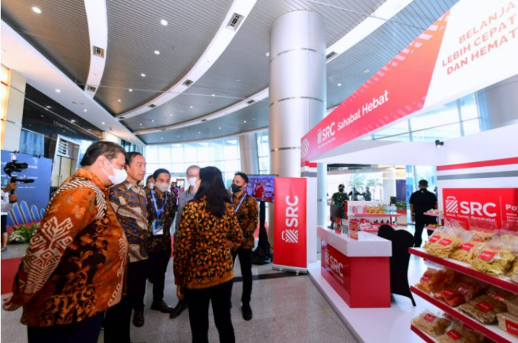 President Widodo accompanied by the Coordinating Minister for Economic Affairs, Airlangga Hartarto visiting the Sampoerna Retail Community (SRC) booth at the Inclusive Partnership Movement for Leveling up MSMEs event and discussion at SMESCO Indonesia on Monday. The President, in his speech, stated that to assist MSMEs, farmers, and fishermen, there needs to be private corporations and partnership initiatives as done by Kadin to make a synergy succeed.