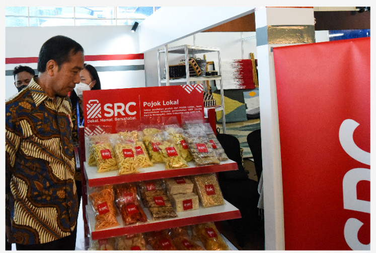 President Widodo visits a booth at the Inclusive Partnership Movement for Leveling up MSMEs event and discussion at SMESCO Indonesia on Monday. The event was organized by the Indonesian Chamber of Commerce and Industry (Kadin) and invited stakeholders, including the government and the private sector, to strengthen collaborative efforts to strengthen MSMEs as the backbone of the people’s economic growth.