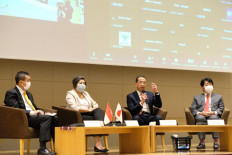 Chairman of Japan Committee of the Indonesian Chamber of Commerce (KADIN) Wandi Wanandi, Secretary General of the Association of Medical Equipment Manufacturers (Aspaki) Christina Sandjaja, David Utama of the Indonesian Association of Pharmaceutical Companies (GP Farmasi) and Vice President of the Japanese pharmaceutical firm Takeda Atsushi Seki speak during a seminar organized by the Indonesian Embassy in Tokyo.