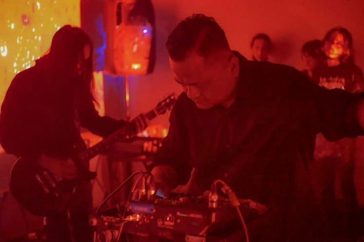 Live gig: COLDVVAVE's Martinus Indra Hermawan (right) and live member Yudha Bella Nugraha (left) during the band's performance at Saorsa Kopi Utara, Yogyakarta, on June 19, 2021. (Courtesy Muhammad Iqbal Tawakkal)