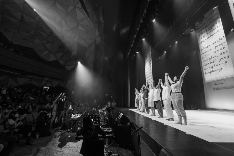 Big audience: The 'Gie Dalam Musikal' production by TEMAN Musicals receives a standing ovation during the Indonesian Musical Festival (FMI), which was held last August. 