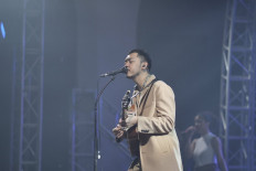 Stage stunt: Singer-songwriter Pamungkas performs at Bengkel Night Park Cafe in SCBD, Jakarta, on Oct. 6. (Instagram/Pamungkas)