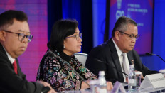 Finance Minister Sri Mulyani Indrawati (center) and Bank Indonesia Governor Perry Warjiyo (right) brief the press after the G 20 Finance Ministers and Central Bank Governors Meeting in Washington DC, on Oct. 14, 2022. 