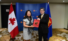 Canada’s Small Business, Export Promotion and International Trade Minister Mary Ng (left) meets with ASEAN Secretary-General Dato Lim Jock Hoi at the  ASEAN Secretariat building in Jakarta on Oct. 11.
