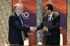 ICAO president Salvatore Sciacchitano and Transportation Minister Budi Karya Sumadi sign an MAO on providing training and assistance to other countries in need of skilled human resources in the aviation sector.