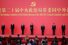 China's President Xi Jinping (center) and other new members of the Communist Party of China's Politburo Standing Committee meet the media in the Great Hall of the People in Beijing on October 23, 2022.
