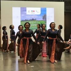 Steel Magnolias: Dancers perform the Tari Kusumo traditional dance that epitomizes Javanese notion of grace under pressure. 