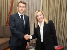 Italian Prime Minister Giorgia Meloni shakes hands with French President Emmanuel Macron during a meeting in Rome, Italy, October 23, 2022. 