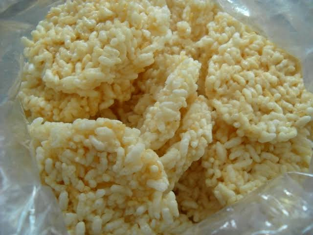 Rengginang: Originating from the island of Java, rengginang is a kind of thick round-shaped cracker made from glutinous rice. (Wikimedia Commons/Taman Renyah)