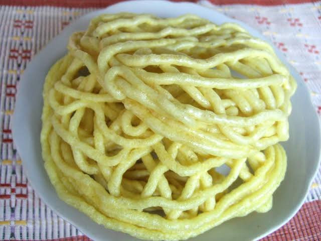 'Kerupuk Mie': Kerupuk mie has a broad shape and is named after its shape, which resembles yellow noodles. (Wikimedia Commons/Midori)