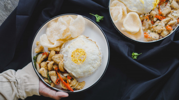 Crunch, crunch: Crackers or kerupuk or keripik is one of the must have condiments for most dishes, such as nasi goreng or soto. (Unplash/Muhammad Fawdy) 