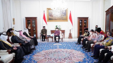 Vice President Ma'ruf Amin (center) receives a delegation led by Saudi Arabia's Haj and Umrah Minister Tawfiq Al-Rabiah, during a courtesy call at the Vice Presidential Palace in Central Jakarta, on Oct. 26.