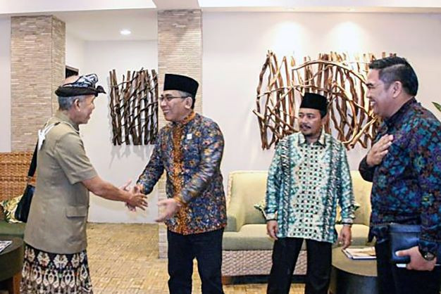Religious talks: Nahdlatul Ulama (NU) chairman Yahya Cholil Staquf (second left) greets a local religious figure ahead of the Religion of Twenty (R20) forum on Oct. 28, 2022, in Bali.