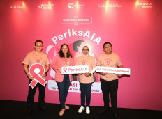 Benjamin Winoto, group commercial director Mayapada Healthcare (left); Kathryn Parapak, chief marketing officer of AIA; Tri Oetami, deputy chairperson of the Daya Dara Indonesia (Lovepink) Foundation; and Doddy Widodo, country business manager Columbia Asia Hospital (right), during the launch of PeriksAIA initiative, which provided 1,500 free mammography and breast ultrasound tests for Indonesian women.
