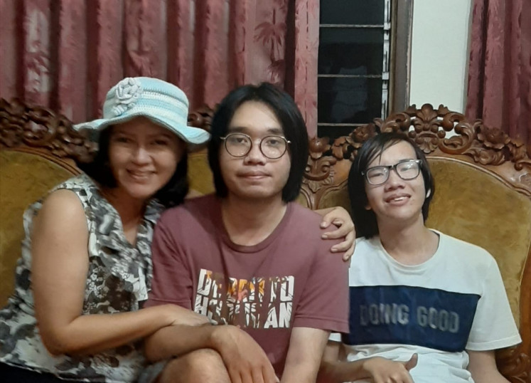 Family recipe: Theresia Olivia (left), mother of  Christopher Caniswara, 20 (middle) and Jonathan Hardy (right) said she always believed in the medicinal recipe handed down from her parents as it could fasten the recovery process. (Courtesy of Theresia Olivia)