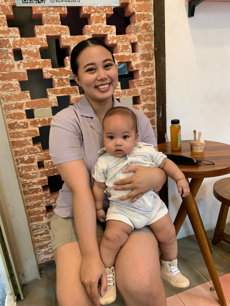 Natural method: Lovisa Claudya Ismiarso opts to treat her five-month-old son's fever by having the skin-to-skin technique to reduce fever and to use 'puyer' (powdered-based medicine) for her baby's speedy recovery. (Courtesy of Lovisa Claudya Ismiarso)