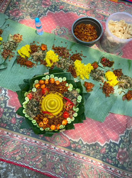 It's a feast: The 'nasi tumpeng' (symbolic conical rice dish) to close the end of the Nadran festival in Dadap is prepared on Onrust Island, part of the Thousand Islands Regency in Jakarta on Oct. 16. (JP/Harriet Crisp)