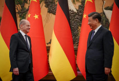 Chinese President Xi Jinping (right) welcomes German Chancelor Olaf Scholz at the Grand Hall in Beijing on November 4, 2022. 
