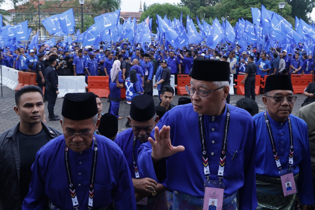 Campaigning Starts For Malaysia's Nov. 19 General Election - Asia ...