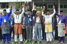 Malaysia's former Prime Minister and founder of “Gerakan Tanah Air” (Homeland Movement) Mahathir Mohamad (3R) raises his hands with others candidates outside the nomination centre in Langkawi Island, on November 5, 2022.

