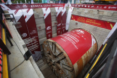 Officers check the condition of the Tunnel Boring Machine (TBM) for the Jakarta-Bandung Fast Train Project in Tunnel 1 in the Pondok Gede area, Bekasi DKI, Tuesday, 12/15/2020. The TBM machine has managed to penetrate the tunnel 1 tunnel structure along the 1.8 KM transverse under the Jakarta-Cikampek toll road. 