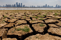 Cracks run through the partially dried-up river bed of the Gan River, a tributary to Poyang Lake during a regional drought in Nanchang, Jiangxi province, China, August 28, 2022. 