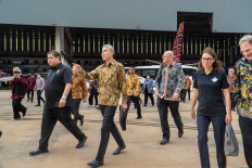 Coordinating Economic Minister Airlangga Hartarto (left), United States Ambassador to Indonesia Sung Kim (center) and Canadian Ambassador to Indonesia Nadia Burger (second from right) visit Hang Nadim International Airport in Batam on Nov. 4.