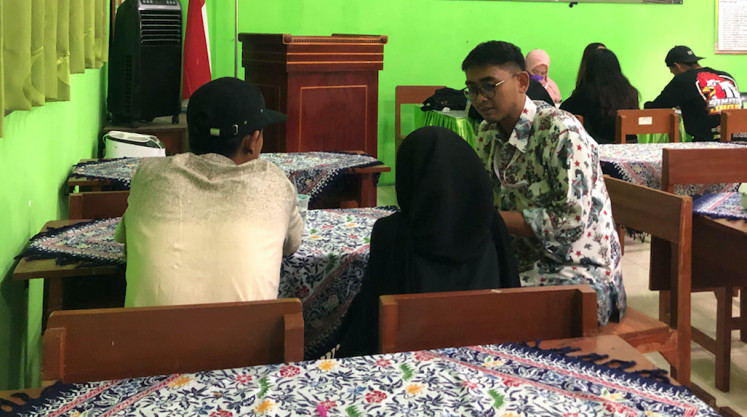 Counselling: Kokoh D. Putera (right) talks to one of the victims' families from the Kanjuruhan tragedy. He said that the survivors and victims’ families needed intensive consultation. (Courtesy of Kokoh D. Putera)