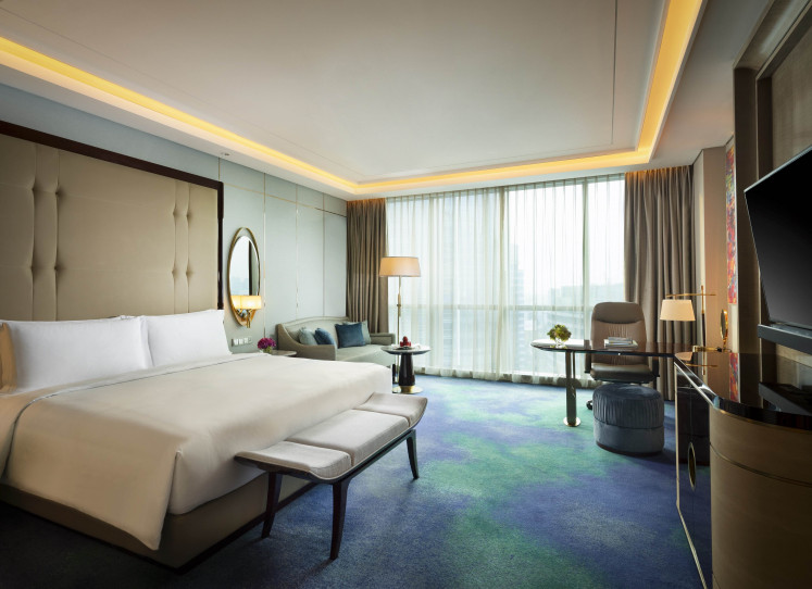 Recline: The Club InterContinental room features a king-size bed, a classy work desk and a top-to-ceiling window overlooking the city or the golf course. (Courtesy of InterContinental Pondok Indah)