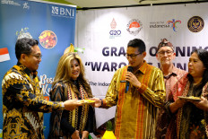 BNI support: Tourism and Creative Economy Minister Sandiaga Uno (center) and BNI London general manager Roekma Hari Adji (left), with Waroeng Windsor co-investor Yayah Wise and Waroeng Windsor owners Aqaya Davenport and Phil Davenport attend a ceremony in London on Wednesday (9/11/2022).