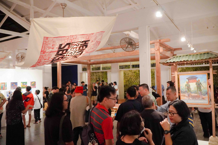 Art connoisseurs: Pictured is the opening night of DPS22 and the exhibition Its About TIME! curated by Ni Wayan Penawati, Pradnya Paramita and Wicitra Pradnyarath, on Oct. 7. (Courtesy of CushCush Gallery)