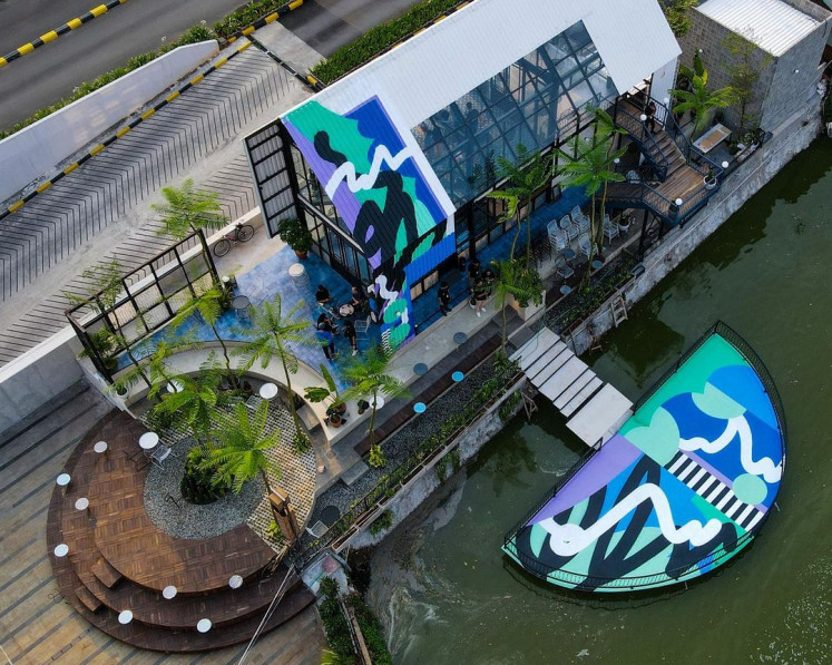 Striking colors: Stereoflow's signature works adorn the roof and floor of Kopi Nako Daur Baur cafe at Senayan Park, Central Jakarta. (Instagram/Stereoflow)