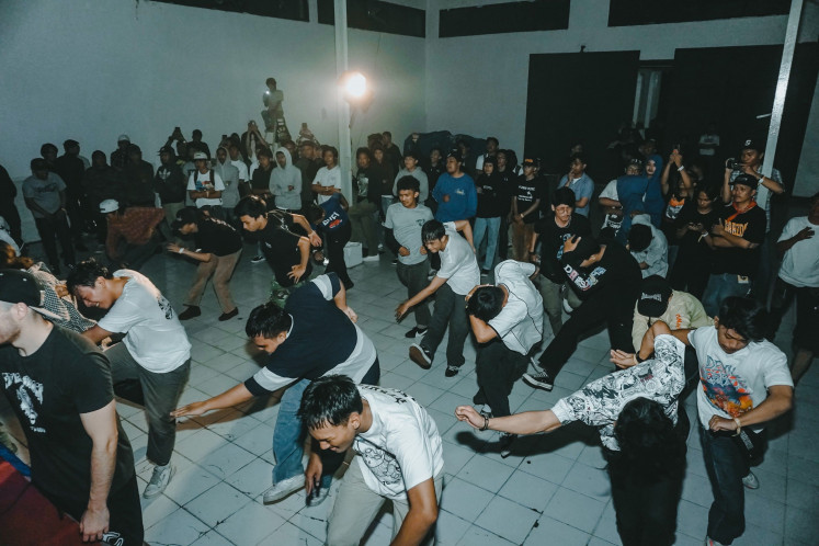 Mindful moves: A crowd dances at a show organized by hardcore punk collective Progression on Sept. 23 at Warmindo Tengah Alas, Malang, East Java. Hardcore punk concert goers today are more aware of the norms in conducting their cathartic ritual, giving a relatively safer environment compared with the scene's conduct in the 2010s. (Ahmad Jamal/RIPCVLT Archive)