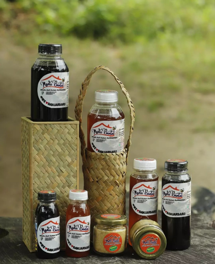 Madu Pillow collaborates with a number of traditional South Kalimantan purun craftsmen to make honey packaging, supporting local communities and crafts.