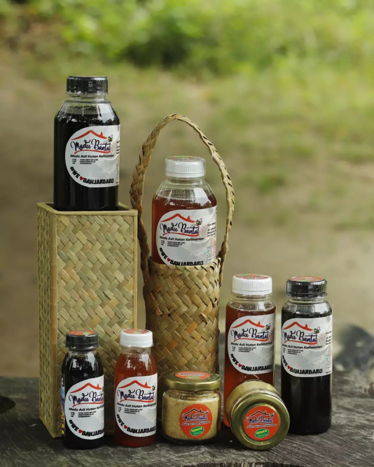 Madu Pillow collaborates with a number of traditional South Kalimantan purun craftsmen to make honey packaging, supporting local communities and crafts.