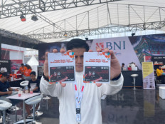 In support of WSBK Mandalika 2022, a BNI Encourages Global Bank Branding visitor shows off the BNI TapCash World Superbike Mandalika 2022 edition, on Saturday. BNI provided the BNI Lounge with digital activation experience for visitors to the Pertamina Mandalika International Street Circuit. The company also hosted MSMEs in the fields of handicrafts, coffee and local community food and beverages to be provided to visitors to the 2022 WSBK.