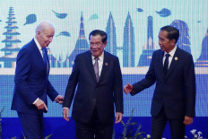 US President Joe Biden (left), Cambodia's Prime Minister Hun Sen (center) and President Joko Widodo attend the ASEAN-US summit during the ASEAN summit held in Phnom Penh, Cambodia Nov. 12, 2022. 