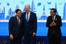 US president Joe Biden (center), Vietnam’s Prime Minister Pham Minh Chinh (left) and Cambodia’s Prime Minister Hun Sen (right) interact during the ASEAN-US summit as part of the 40th and 41st Association of Southeast Asian Nations (ASEAN) Summits in Phnom Penh on November 12, 2022. 
