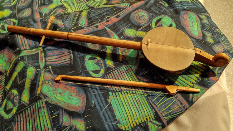 A glimpse of tradition: Arababu, a stringed instrument from Maluku, is displayed during the International Ethnic Music Festival at Taman Ismail Marzuki (TIM) on Nov. 7-8. (JP/Sylviana Hamdani)