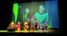 Humor me: Sinar Baru singers exchange jokes with the audience as part of their performance. (JP/Sylviana Hamdani) 