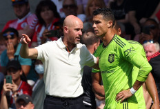 Manchester United's Dutch manager Erik ten Hag (left) directs substitute Manchester United's Portuguese striker Cristiano Ronaldo during the English Premier League soccer match against Southampton at St. Mary's Stadium in Southampton, United Kingdom, on Aug. 27.
