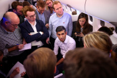 British Prime Minister Rishi Sunak holds a “huddle“ news conference with political journalists aboard a government plane inflight to Indonesia to attend the G20 meeting, Nov. 13, 2022. 