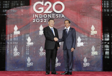 Chinese President Xi Jinping (left) shakes hands with President Joko 'Jokowi' Widodo as he arrives for the G20 leaders' summit in Nusa Dua,  Bali on Nov. 15, 2022. 
