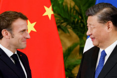 French President Emmanuel Macron (left) meets with Chinese President Xi Jinping on the sidelines of the G20 Summit in Nusa Dua, Bali on November 15, 2022. 
