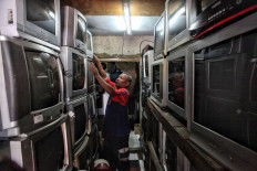 A technician repairs an analog television in Kebayoran Lama, South Jakarta, on Tuesday, November 3. 2020. The newly enacted Job Creation Law stipulates the migration from analog TV to digital TV for the next two years as stated in Article 60A, paragraph 2 of the law. 