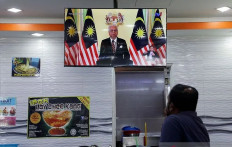 Election time: A customer at a restaurant watches a live broadcast of Malaysian Prime Minister Ismail Sabri Yaakob announcing dissolution of the Parliament in Kuala Lumpur on Oct. 10. The general election is slated for Nov. 19.