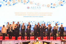 President Joko “Jokowi” Widodo (fourth right) takes part in a photo session with Cambodian Prime Minister Hun Sen (fifth right), chairman of the House of Representatives’ Inter-Parliamentary Cooperation Agency (BKSAP) Fadli Zon (fourth right, rear) and heads of state/government and parliamentary representatives of ASEAN member countries at a meeting of ASEAN leaders with representatives of the ASEAN Inter-Parliament Assembly (AIPA) at the Sokha Hotel in Phnom Penh, Cambodia, on Thursday. The meeting is part of the 40th and 41st ASEAN Summits and other related summits.